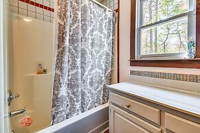 Sunroom & Decks: Family Home in Tallassee!