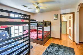 Sunroom & Decks: Family Home in Tallassee!