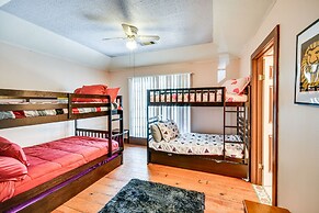 Sunroom & Decks: Family Home in Tallassee!