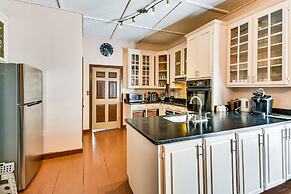 Sunroom & Decks: Family Home in Tallassee!