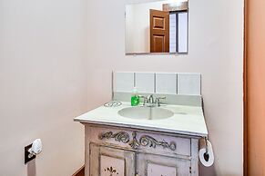 Sunroom & Decks: Family Home in Tallassee!