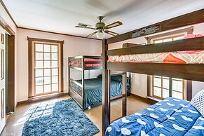 Sunroom & Decks: Family Home in Tallassee!