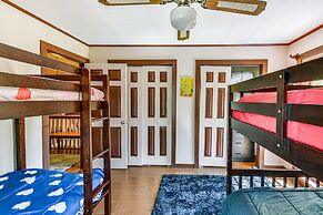 Sunroom & Decks: Family Home in Tallassee!