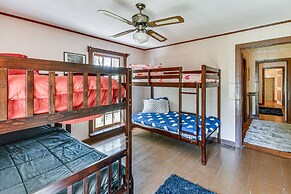 Sunroom & Decks: Family Home in Tallassee!