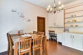 Sunroom & Decks: Family Home in Tallassee!