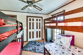 Sunroom & Decks: Family Home in Tallassee!