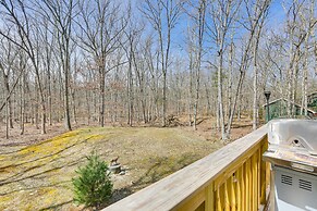 Forest-view Deck & Fire Pit: Poconos Escape!