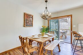 Forest-view Deck & Fire Pit: Poconos Escape!