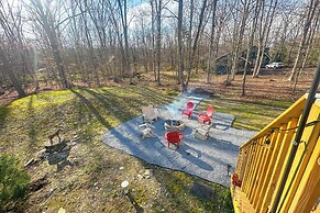 Forest-view Deck & Fire Pit: Poconos Escape!