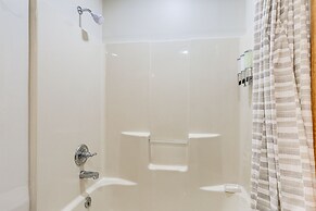 Forest-view Deck & Fire Pit: Poconos Escape!