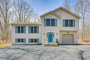 Forest-view Deck & Fire Pit: Poconos Escape!