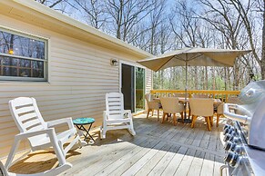 Forest-view Deck & Fire Pit: Poconos Escape!