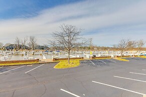 Charming New Buffalo Condo: Walk to Lake Michigan!