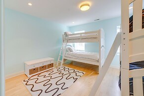 Charming New Buffalo Condo: Walk to Lake Michigan!