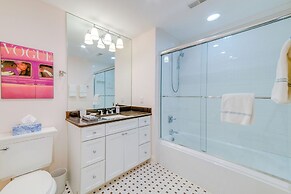 Charming New Buffalo Condo: Walk to Lake Michigan!