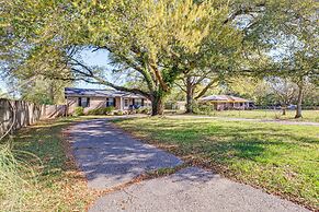 Charming Satsuma Home ~ 14 Mi to Mobile!