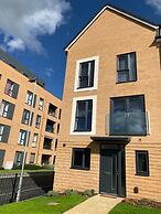 Brand New Entire 4 Bed House/multiple Parking