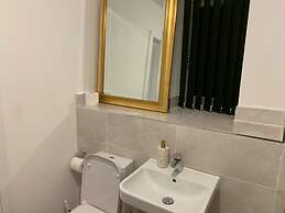 Brand New Entire 4 Bed House/multiple Parking