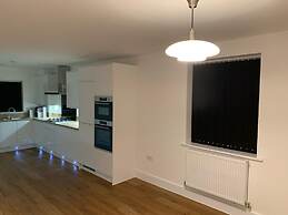 Brand New Entire 4 Bed House/multiple Parking