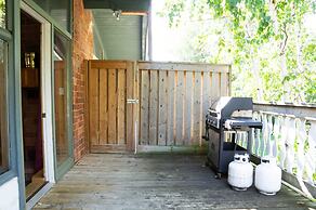 4 bedroom Blue Mountain Cottage with Private Beach Access, BBQ, Petfri