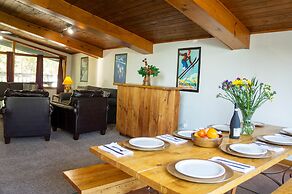 4 bedroom Blue Mountain Cottage with Private Beach Access, BBQ, Petfri