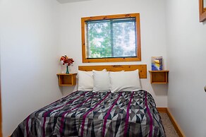 4 bedroom Blue Mountain Cottage with Private Beach Access, BBQ, Petfri