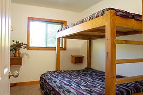 4 bedroom Blue Mountain Cottage with Private Beach Access, BBQ, Petfri