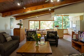 4 bedroom Blue Mountain Cottage with Private Beach Access, BBQ, Petfri