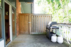 4 bedroom Blue Mountain Cottage with Private Beach Access, BBQ, Petfri