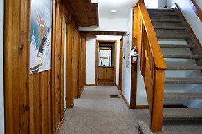 4 bedroom Blue Mountain Cottage with Private Beach Access, BBQ, Petfri