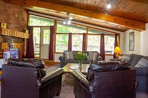 4 bedroom Blue Mountain Cottage with Private Beach Access, BBQ, Petfri