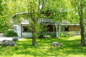 4 bedroom Blue Mountain Cottage with Private Beach Access, BBQ, Petfri