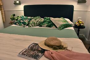 Gloden House Apartments