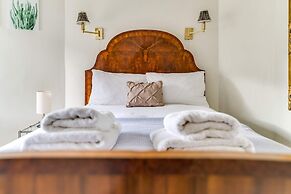 St. James / Westminster Apartment