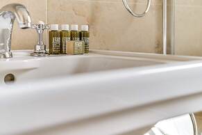 St. James / Westminster Apartment