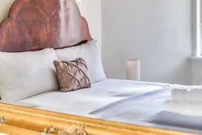 St. James / Westminster Apartment