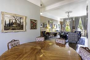 Well-designed Chelsea Flat