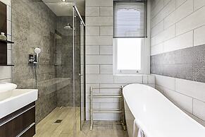 Well-designed Chelsea Flat