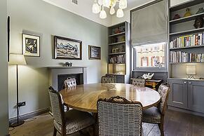 Well-designed Chelsea Flat