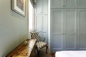 Well-designed Chelsea Flat