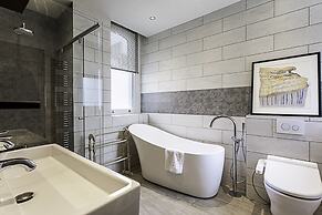 Well-designed Chelsea Flat