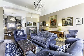 Well-designed Chelsea Flat