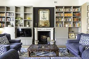 Well-designed Chelsea Flat