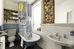 Hackney - Victoria Park: Generous 2 Bed Terrace