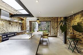 Hackney - Victoria Park: Generous 2 Bed Terrace