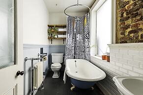 Hackney - Victoria Park: Generous 2 Bed Terrace