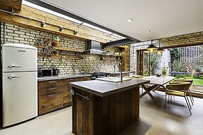 Hackney - Victoria Park: Generous 2 Bed Terrace