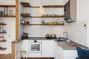 Bright Talbot Road Apartment