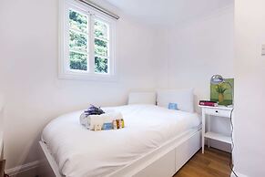 Bright Talbot Road Apartment