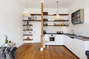 Bright Talbot Road Apartment